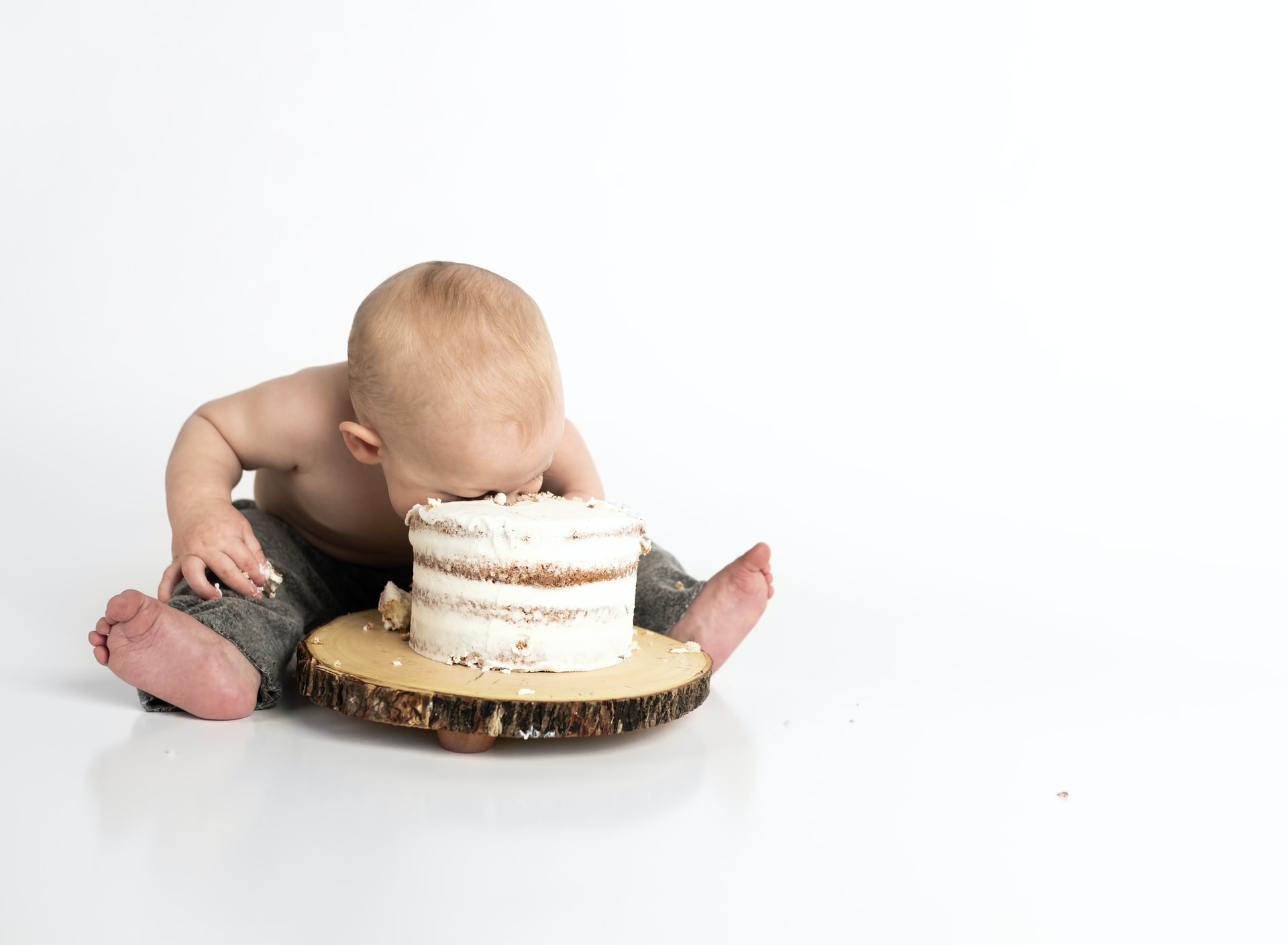 A partir de quand le bébé peut-il manger d’autres aliments que le lait maternel ?